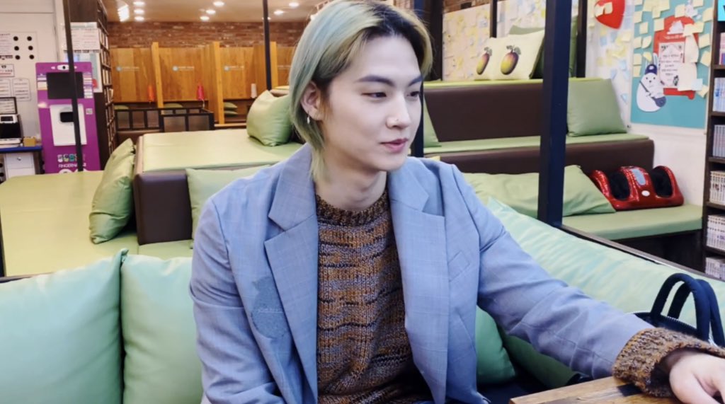  #EveryDateWithJB is LIVE! Jaebeom is at a manhwa (comic) cafe!  He’s reading some comments ~ and is reminding everyone to wear masks when going out! Always stay safe and take care of your health  http://www.vlive.tv/video/185933  #EveryDateWithJB  #JB  #GOT7  #갓세븐  @GOT7Official