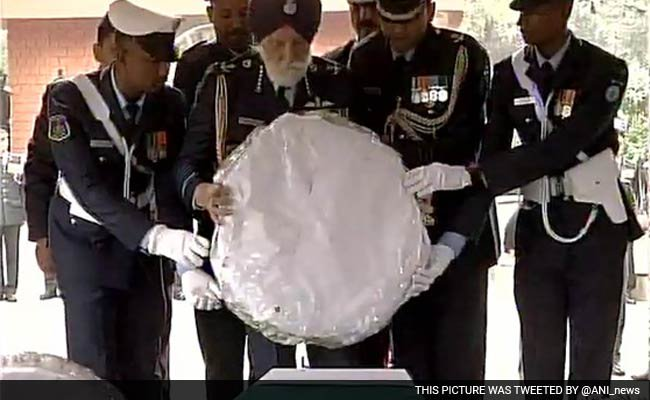 16Jan 2016: Marshal of the Air Force Arjan Singh paying tributes to Former Army Chief General KV Krishna Rao. Age was but a mere number for him. He was up and about till his very last days.A LOT to learn from the way he lived his life.