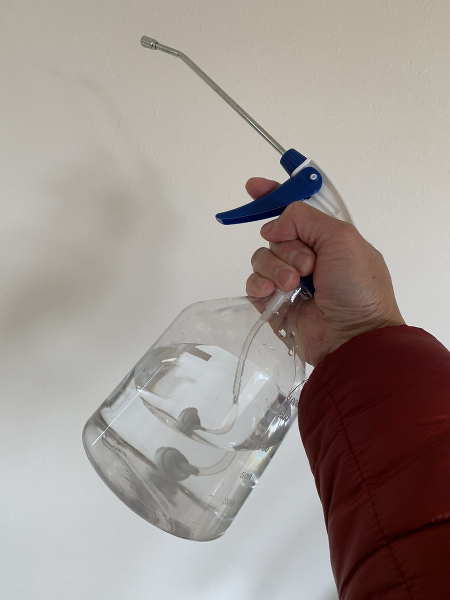 Minkye4's tweet photo. コロナ対策
今週届いた次亜塩素酸水を作る液体

　○A液　メイプジア
　○B液　ピキャットクリア

この2液を混ぜて水で薄めて使います

各4mLと水2Lを混ぜて
100ppmに薄めてウイルス除菌🦠
28円/Lで作れるのでアルコール液よりコスパはいいと思います😊

#コロナウイルス
#次亜塩素酸水
#除菌
#殺菌 https://t.co/VWzY1oavEA