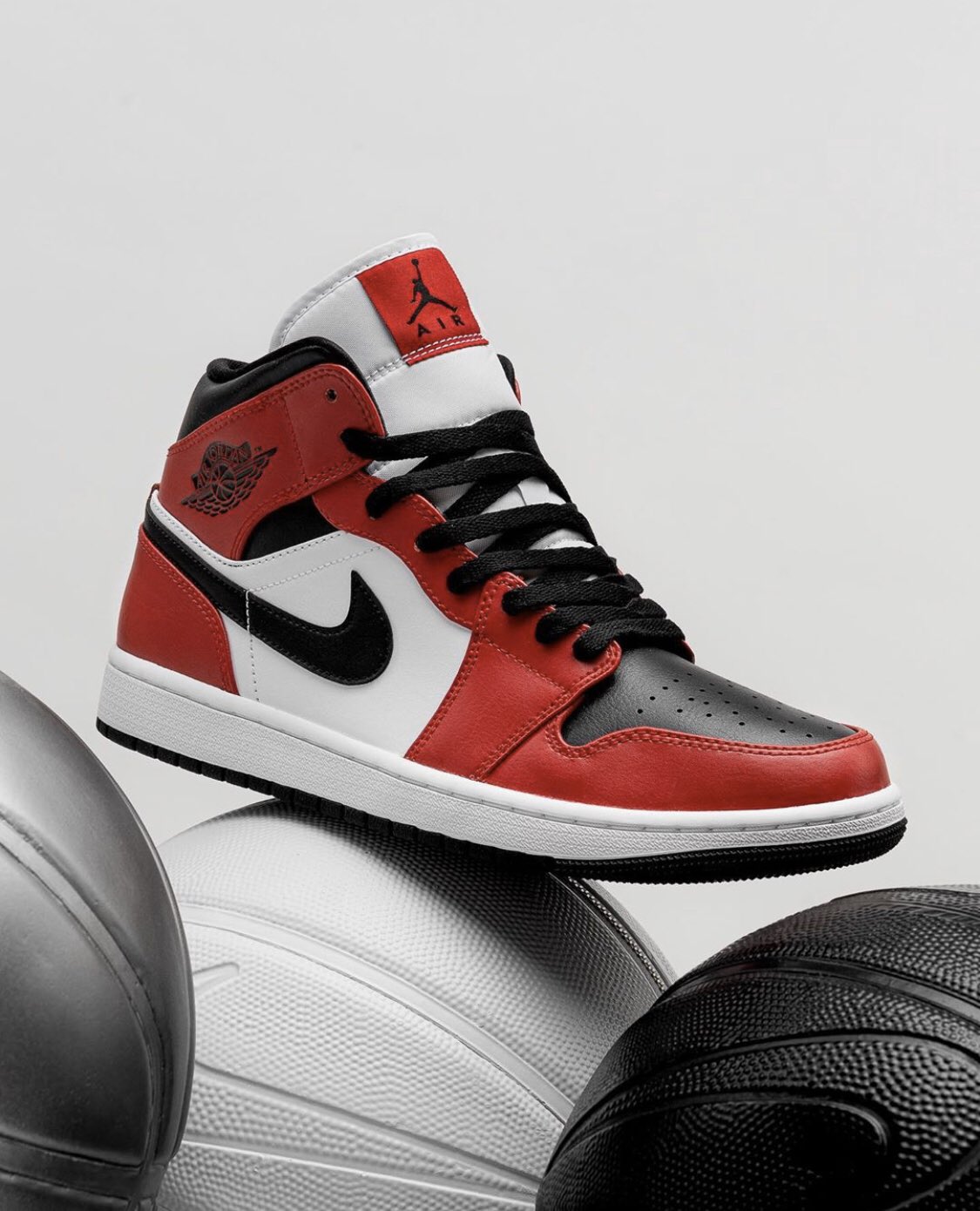 foot locker jordan 1 mid chicago