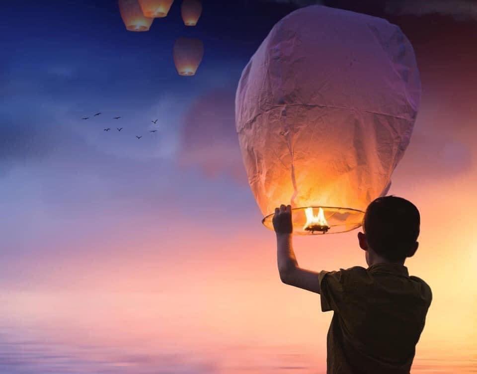 ChiswickRNLI's tweet photo. It has been well publicised that people are being asked to buy sky lanterns and set them free, in support of our amazing carers. 

PLEASE DO NOT DO THIS! ⚠️ 

Lanterns can easily cause a significant fire. A better way to show your support is to stay at home!
#StayHomeSaveLives https://t.co/1iJY6Z3FsP