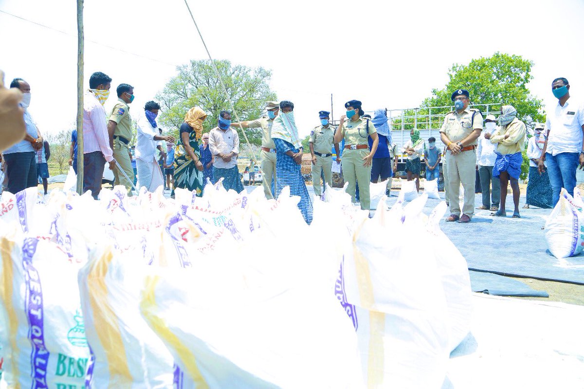 We are delivering food ration for 1813 migrant labour every week. With the help of volunteers & amazing sponsors, the police department is helping the isolated  #covid19 who need help.