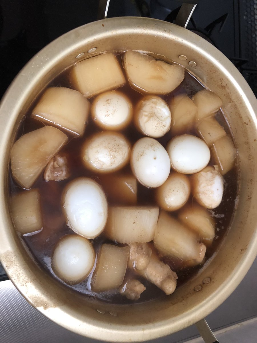 やいちゃん 今日の夕飯でけたー 大根と手羽元とゆで卵の煮物 コンニャクお刺身 お大人3人だけなのにこの量 出来上がったら新聞紙で巻き巻き ガムテープでとめまくり W その後に娘が赤ちゃんの時に使ってた毛布で包み その上からミスドの