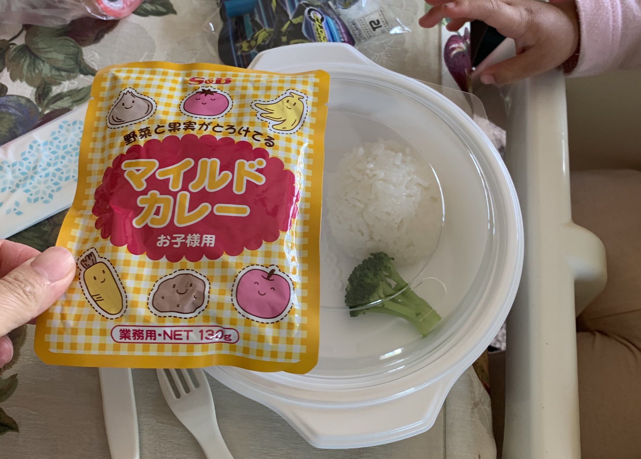 ゆっきん デニーズでお子様カレーをテイクアウトしたらレトルトカレーが温かった 店で食べてもレトルトだと分かってても こうやって渡されると笑える 私はガパオ食べたー T Co 0kxpq0cwjy Twitter