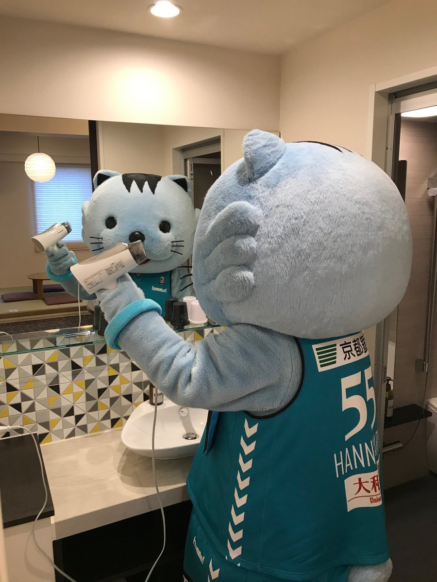 kyotohannaryz's tweet photo. #ニャリン散歩🐾🐾🐾
ホテル エムズ・プラス四条大宮さんの和洋室に感激ニャリン😻
ベッドもふかふかー❣️めちゃくちゃリラックスできるお部屋と清潔でキレイなバスルームにテンションMAX😆✨
お部屋でくつろいだら次は⁉️
https://t.co/5uLPUgIqUe https://t.co/taeH8OiLcD