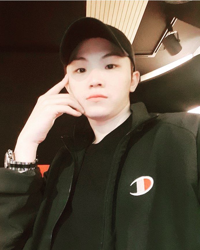 && barefaced jihoon?? *loving sigh*