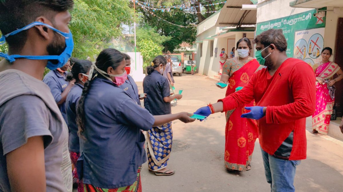 ishafoundation's tweet photo. Their lives may be disrupted by the virus but their spirits are not beaten. And that’s what our volunteers in Thondamuthur are determined to nourish.
Join us in our mission to protect vulnerable groups. Donate at https://t.co/e4B4NqnLYB
#BeatTheVirus #COVID19 https://t.co/aVZQcL0Gyv