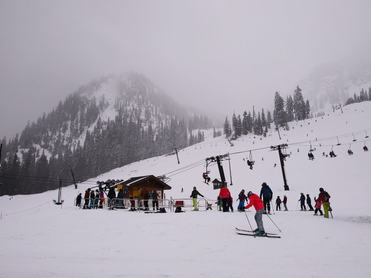 SkiMiniMountain's tweet photo. #TwitterTuesday #skiandsnowreport: #OTD last year, we were skiing on Easter Sunday. https://t.co/oqAHJEeVJ8