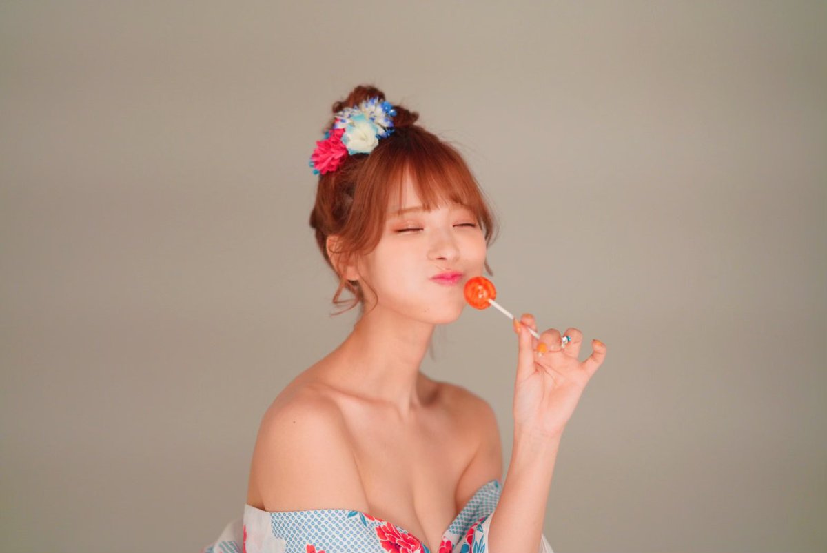 Kana_Momonogi's tweet photo. 👨📸「飴かわいく食べて〜」

🍑「(大きい...)」

👨📸「もっとこう、可愛く...」

🍑「(とりあえずはだけさせとけばいっか)」 https://t.co/JAnKoNZxhC