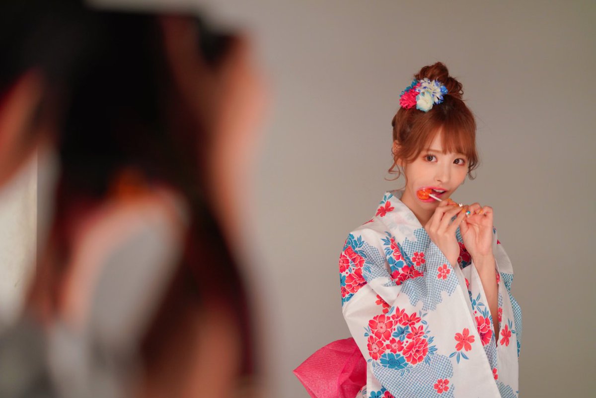 Kana_Momonogi's tweet photo. 👨📸「飴かわいく食べて〜」

🍑「(大きい...)」

👨📸「もっとこう、可愛く...」

🍑「(とりあえずはだけさせとけばいっか)」 https://t.co/JAnKoNZxhC