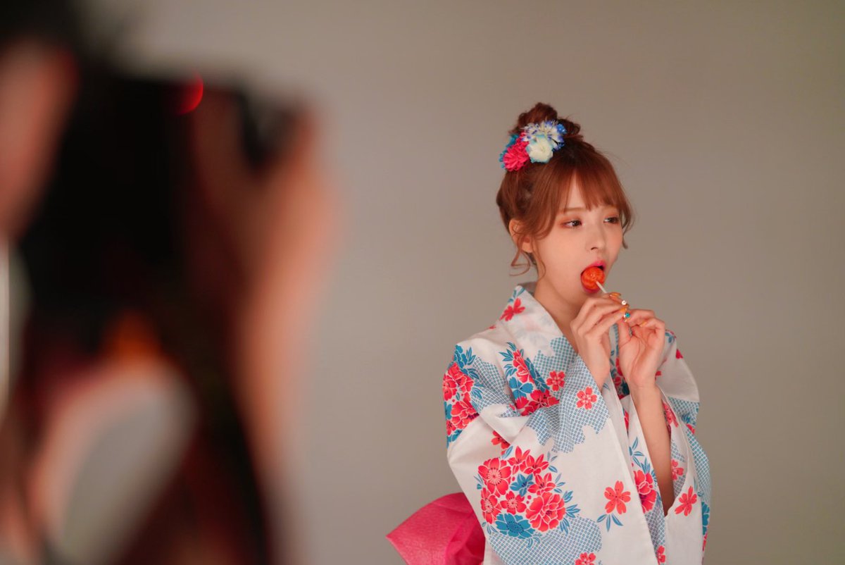 Kana_Momonogi's tweet photo. 👨📸「飴かわいく食べて〜」

🍑「(大きい...)」

👨📸「もっとこう、可愛く...」

🍑「(とりあえずはだけさせとけばいっか)」 https://t.co/JAnKoNZxhC