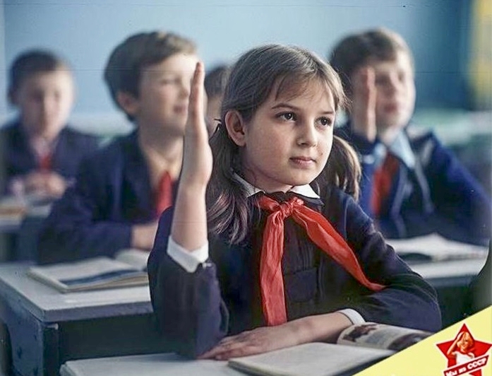 Не помню, чтобы в моем детстве родители собирали мне портфель, узнавали домашку или возили на кружки. Не помню, чтобы за меня выбирали, на какие кружки ходить. У родителей были свои дела. А мы учились самостоятельности.