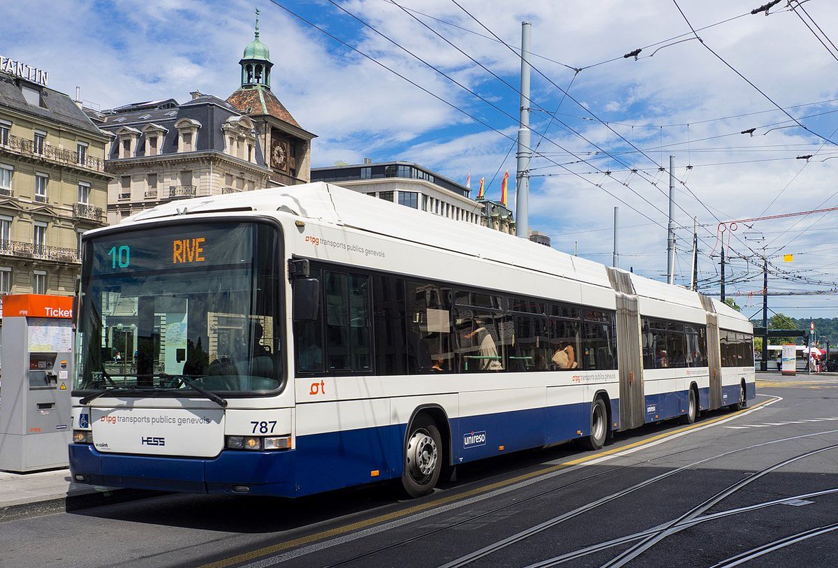 HESS aussi à bien compris l'intérêt du bi-articulé avec le prototype 721 genevois (ex-articulé 709, 20 - wiki) puis le lighTram hybride (21 - Gigabus72) en essai sur la 4 nantaise en 2009. Le lighTram qui s'est modernisé en bus électrique à batteries, avec charge rapide(22 - moi)