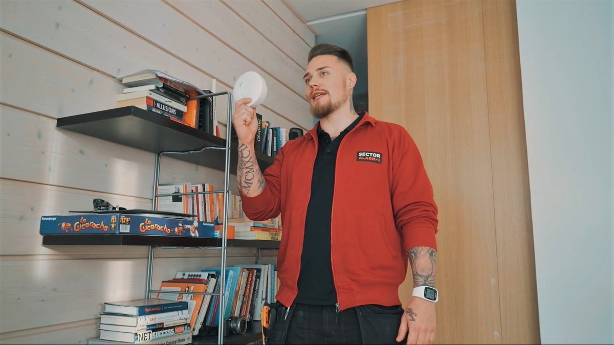 Tarkista, että kodin palovaroittimet on asennettu oikein. Sector Alarmin hälytysjärjestelmäasentajat havainnollistavat, miten savu liikkuu asunnossa ja mihin palovaroitin kannattaa asentaa. #pysykotona sectoralarm.fi/blogi/paloturv…