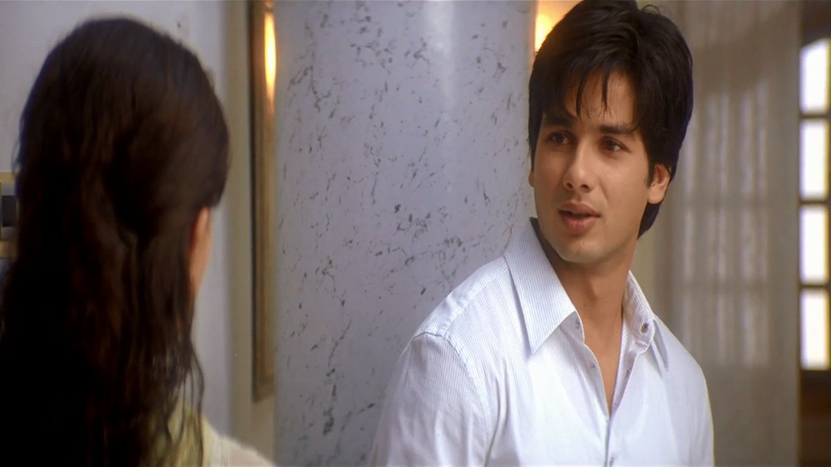  #ChupChupKe I don't know why  @shahidkapoor hate this movie, everyone loves it. Its one of his most loved movies on TV. Its comedy is evergreen, still makes you laugh out loud  Shahid played his part so well. The only thing i dislike about it is pooja being jeet's widower