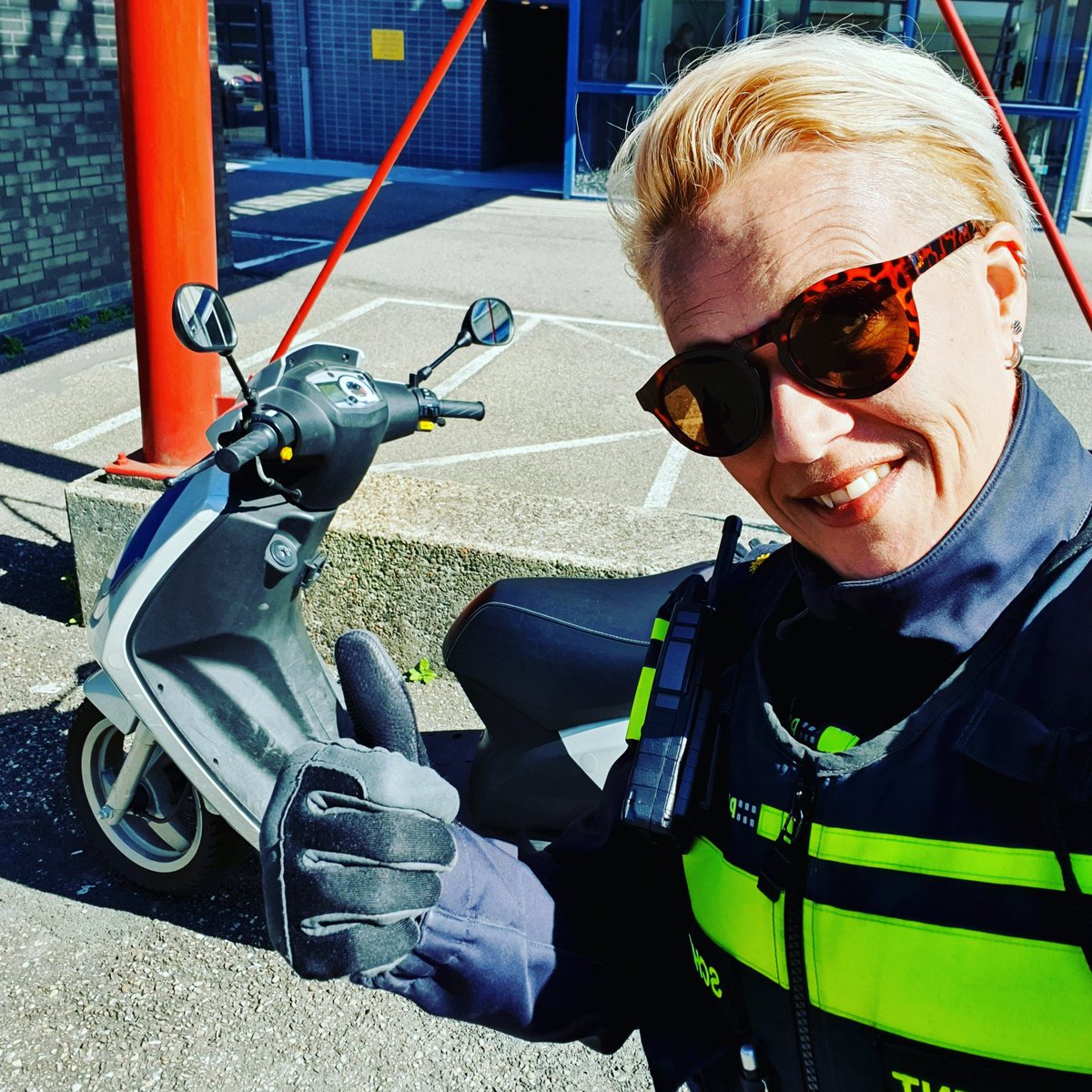 WA_HIA2's tweet photo. Kiek em shinen dan! Auto aan de kant en hup op de scooter! Toch makkelijker..je kunt beter aangesproken worden in de wijk en je bent overal toch een stuk sneller!
#jekuntoveraltussendoor
En parkeren is ook makkelijker..Ik houd er gewoon van! #scooter #wijk #wijkagent #broem https://t.co/b6Ufor7bl1