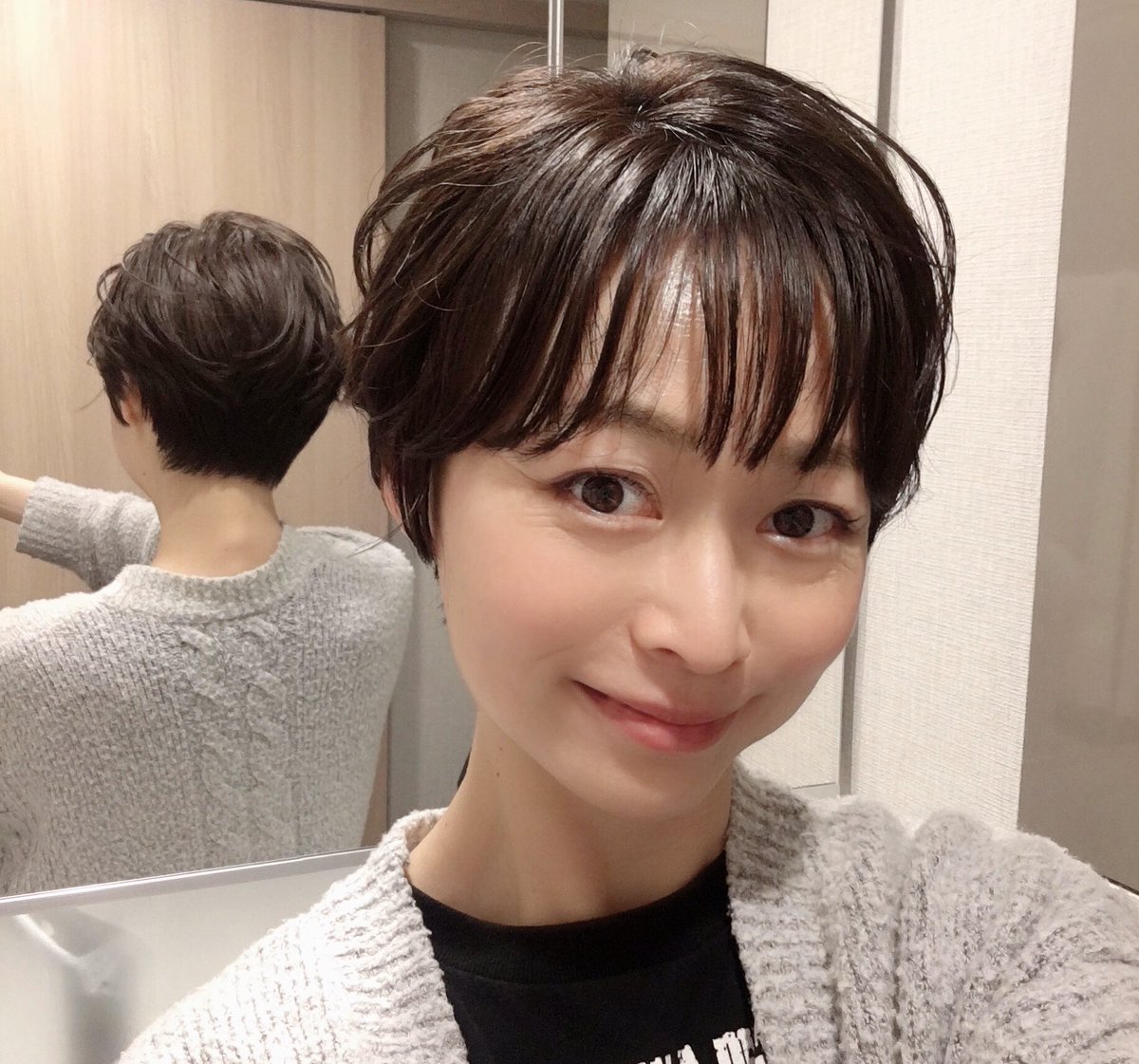 軽部 明香里 アナウンサー タレント Twitter પર 今朝のアサデス では いつものストレートを変えて ゆるふわな感じにアレンジしてもらいました 久しぶりに巻いた この時勢ですので部屋着で失礼 笑 たまにはいいかなぁ 明日はどうしよう