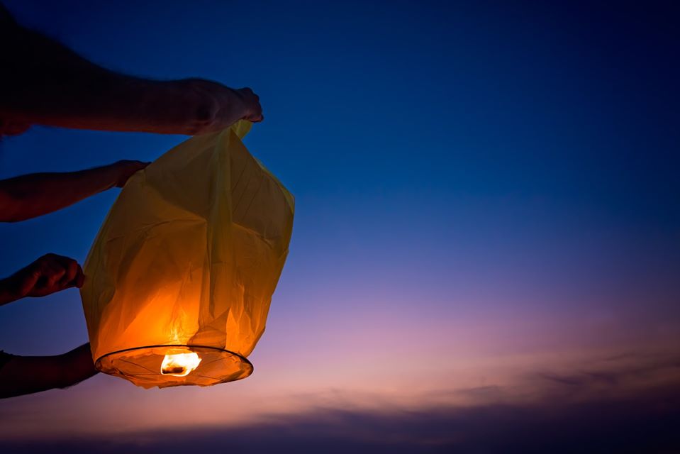 LincsFireRescue's tweet photo. All emergency services are under pressure due to COVID – 19. Please do not set off sky lanterns to show support to carers. They could cause a significant fire which could endanger people, wildlife and pets. 
A safer way to show support would be to stay at home. #StayHomeSaveLives https://t.co/mYJv2dj3uD