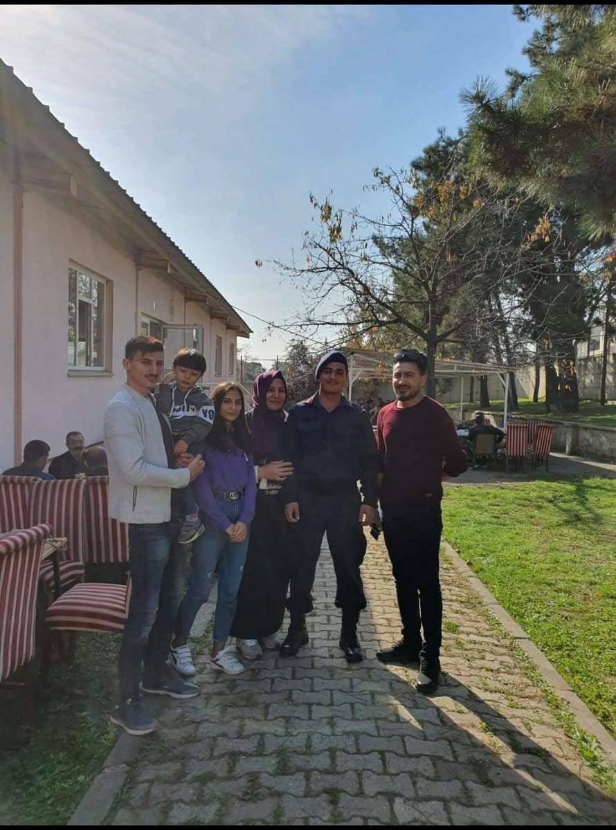 Yarenim en son ailesiyle nişanlısıyla yemin töreninde gördü hasret giderdi haksızlık değilmi ne çarşısı var ne izni suçlulara yapılan neden askerimize yapılmıyor iptal ediliyor evine gönderin onlara yardım edin yollayın evlerine ailesine teslim edin #terhislerdurdurulmasın