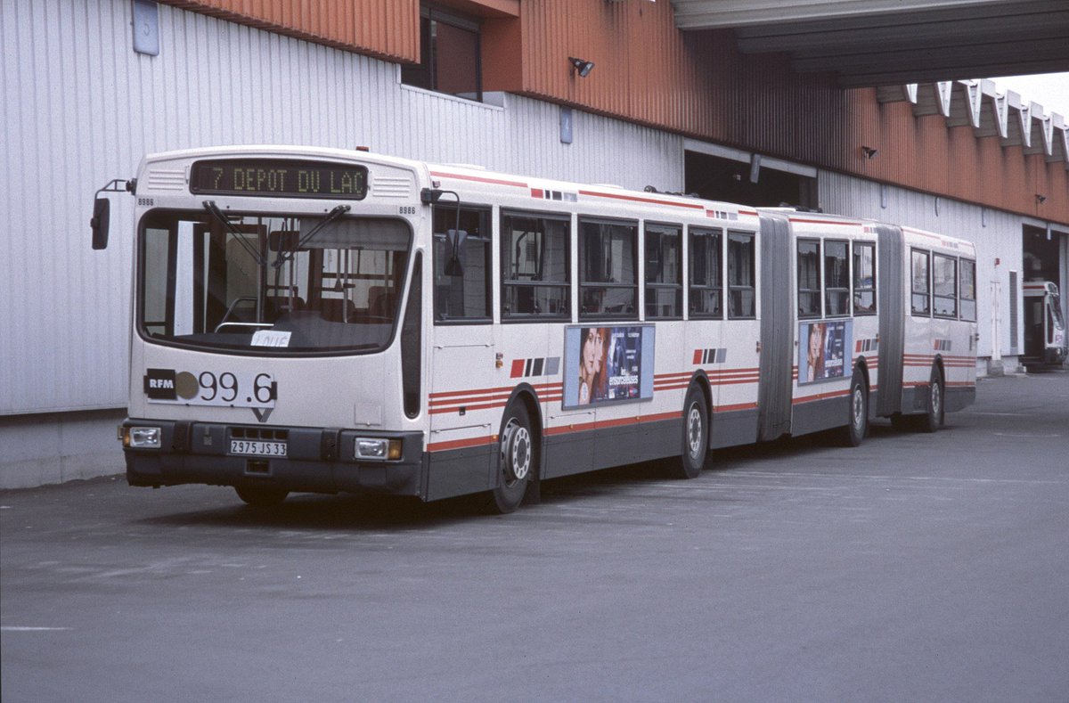 Mais pour autant, le bus bi-articulé est autorisé en France, pour une longueur maximale de 24m5, on s'est donc rabattus sur cette longueur :Le 1er fut le Renault-Heuliez Megabus avec le Heuliez GX 237 H (resté à l'état de maquette 1:1) mais aussi le fameux GLT devenu TVR