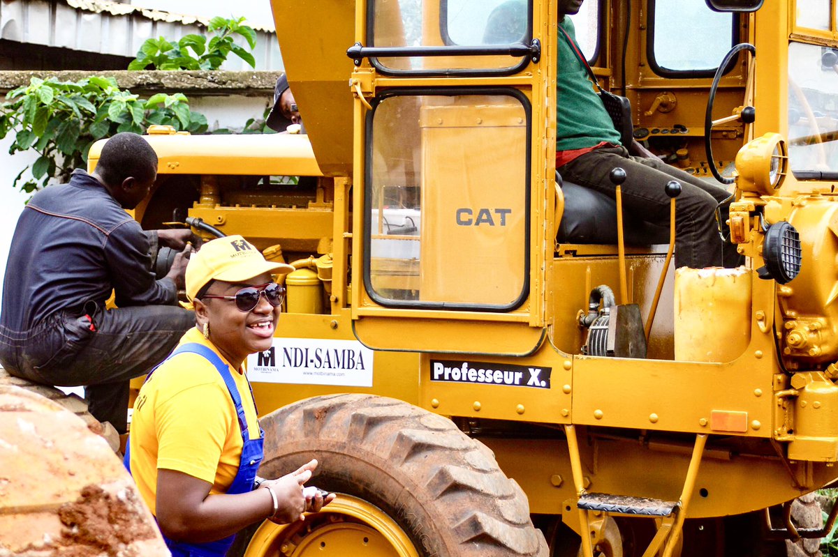 motbinama's tweet photo. Travailler dans la bonne humeur est fondamental. @CaterpillarInc https://t.co/vshDdTwBqc