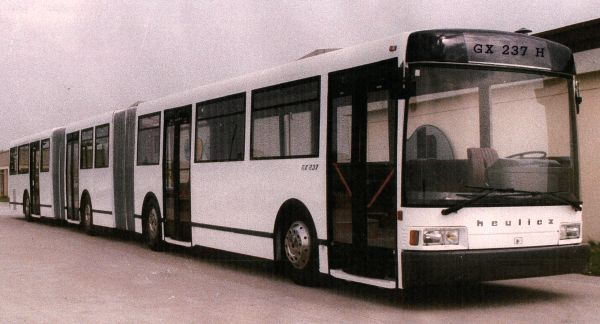 Mais pour autant, le bus bi-articulé est autorisé en France, pour une longueur maximale de 24m5, on s'est donc rabattus sur cette longueur :Le 1er fut le Renault-Heuliez Megabus avec le Heuliez GX 237 H (resté à l'état de maquette 1:1) mais aussi le fameux GLT devenu TVR