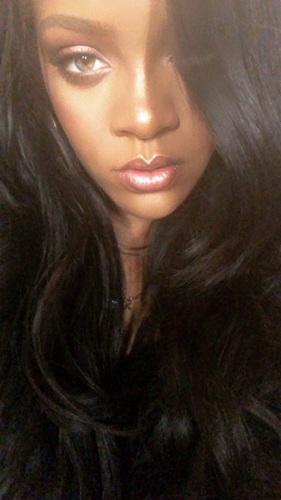 Rihanna selfies: a thread