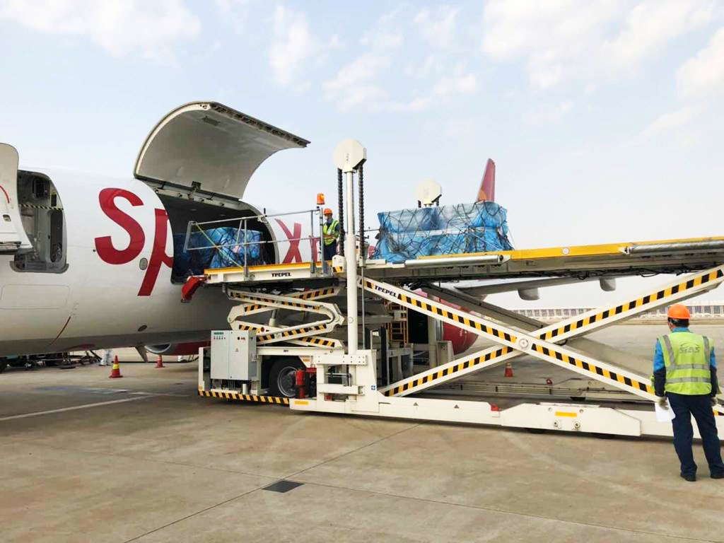 flyspicejet's tweet photo. SG 7016 has just touched down in Shanghai, and is now being loaded with critical medical supplies to be transported back to India! We’re delighted that this first-ever flight could help the country during this hour of need!

@drharshvardhan @HardeepSPuri @AjaySingh_SG https://t.co/v1GVnAcwTy