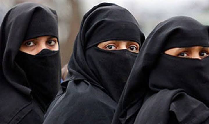 وكأن كورونا جاء لرد الإعتبار للمنقبات.
النقاب كان حجر الزاوية في الحرب العشواء التي شنها الغرب والشرق واذنابهم الملاحدة على المرأة المسلمة بهدف تمزيق الأسرة المسلمة وكله ف إطار حرب شاملة على الإسلام
وحتى لو ارتفع البلاء، سيحتاج أعداء الدين إلى جيلين أو ثلاثة لإعادة حملتهم من جديد