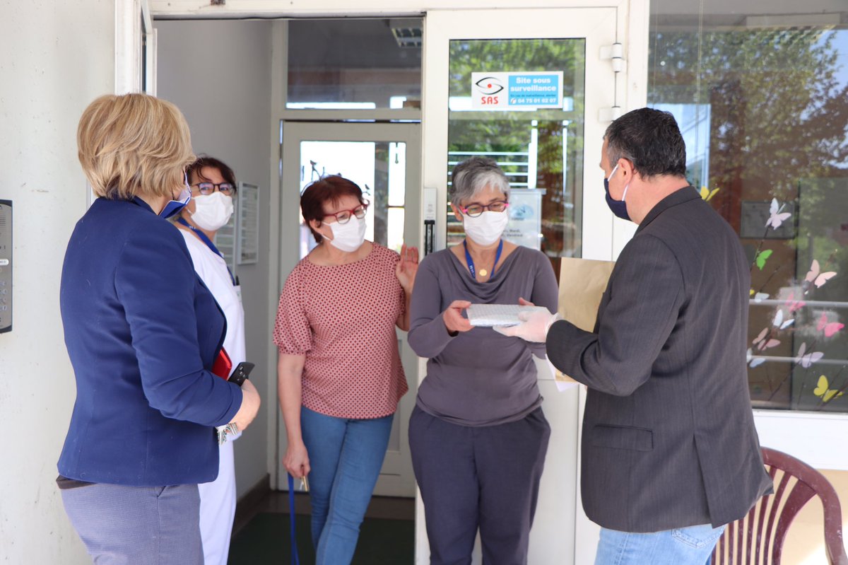 Garder le contact quand nous sommes éloignés de notre famille est encore plus important lorsqu’on vit en Ephad.

C’est pourquoi, j’ai voulu que les établissements Emile Loubet , La Clairière et Sainte Marthe soient équipés d’iPads pour que les résidents gardent un lien familial.