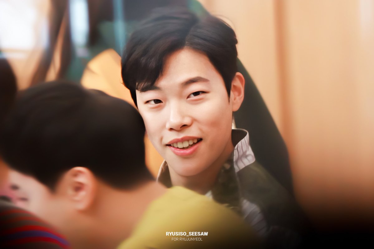류준열 웃음 (@ryusbs) on Twitter photo 