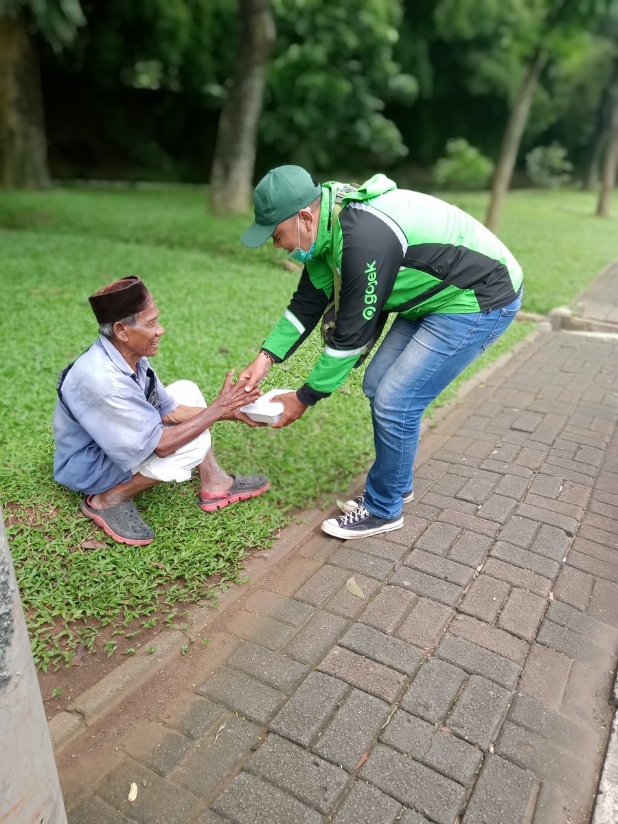 ryan_nus's tweet photo. Sangat setuju yg kesusahan karena corona bukan cuma ojol saja.

Oleh karena itu kemarin2 kami driver @GojekOnTwitt @GrabOnTwitt juga sempat membantu menyalurkan bantuan dari para donator, targetnya juga kepada pekerja2 informal ini

Saling bantu yuk 🤗 https://t.co/IZD4ictwao