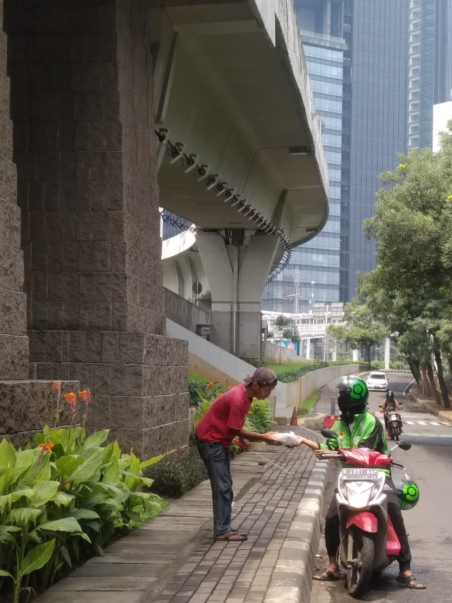 ryan_nus's tweet photo. Sangat setuju yg kesusahan karena corona bukan cuma ojol saja.

Oleh karena itu kemarin2 kami driver @GojekOnTwitt @GrabOnTwitt juga sempat membantu menyalurkan bantuan dari para donator, targetnya juga kepada pekerja2 informal ini

Saling bantu yuk 🤗 https://t.co/IZD4ictwao