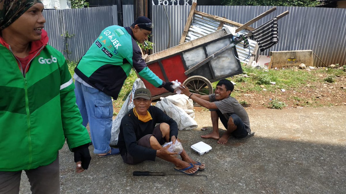 ryan_nus's tweet photo. Sangat setuju yg kesusahan karena corona bukan cuma ojol saja.

Oleh karena itu kemarin2 kami driver @GojekOnTwitt @GrabOnTwitt juga sempat membantu menyalurkan bantuan dari para donator, targetnya juga kepada pekerja2 informal ini

Saling bantu yuk 🤗 https://t.co/IZD4ictwao