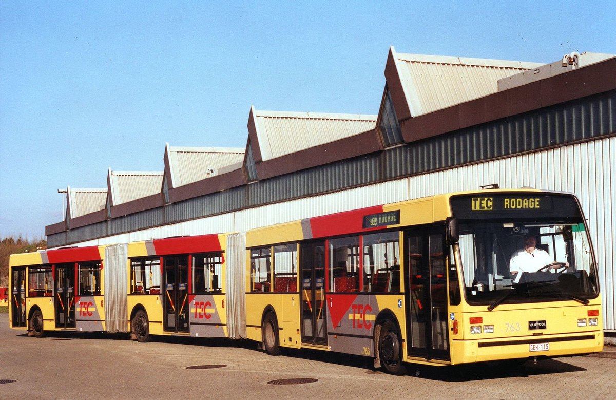 Sans compter son guidage qui permettait de rendre le bus autonome (avec le conducteur qui peut reprendre la main à tout moment), qui ne fonctionnera jamais.Revenons aux bi-articulés plus classique, comme ce MAN SGG 280 H (16 - voir photo), où encore le VanHool AGG300 (17 - wiki)