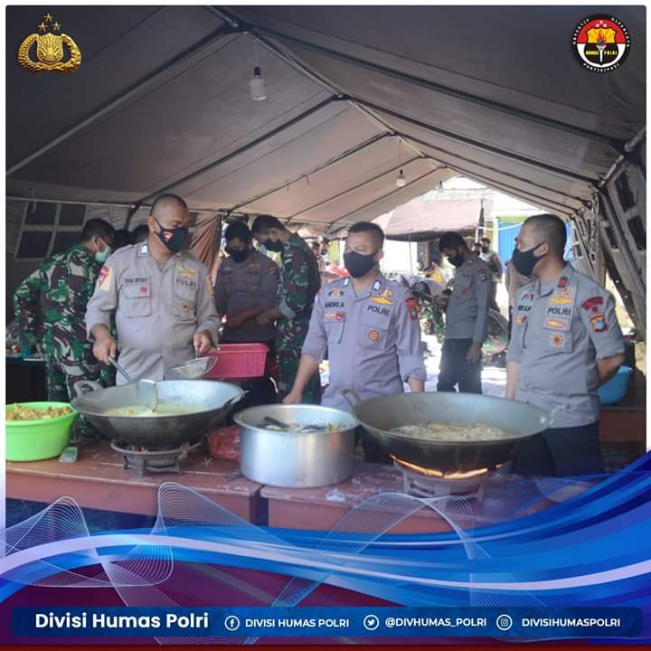 LubisReddy's tweet photo. TNI-Polri bersinergi mendirikan dapur umum untuk masyarakat yang terdampak pandemic Covid-19 

#DapurUmumTNIPolri https://t.co/wYvnYni4bx