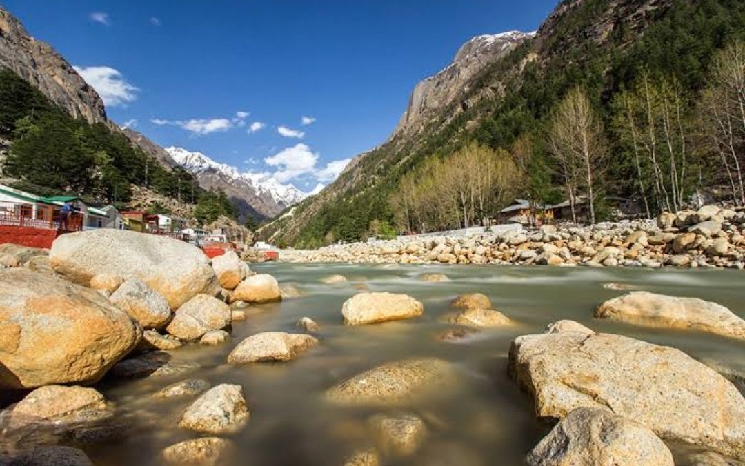 गाँव के श्रृंगार बड़े पवित्र होते हैं....गङ्गा की भांति,जिसमें गंगोत्री का कलकल और सावन के प्राणोन्मादी फुहार एकदम निकटता से दृष्टिगोचर होते हैं। सौंदर्य व श्रृंगार में गाँव का कोई जोड़ ही नहीं,गाँव का सौंदर्य यह भली भांति जनता है कि श्रृंगार का लालित्य किस सीमा तक लोकोचित है।