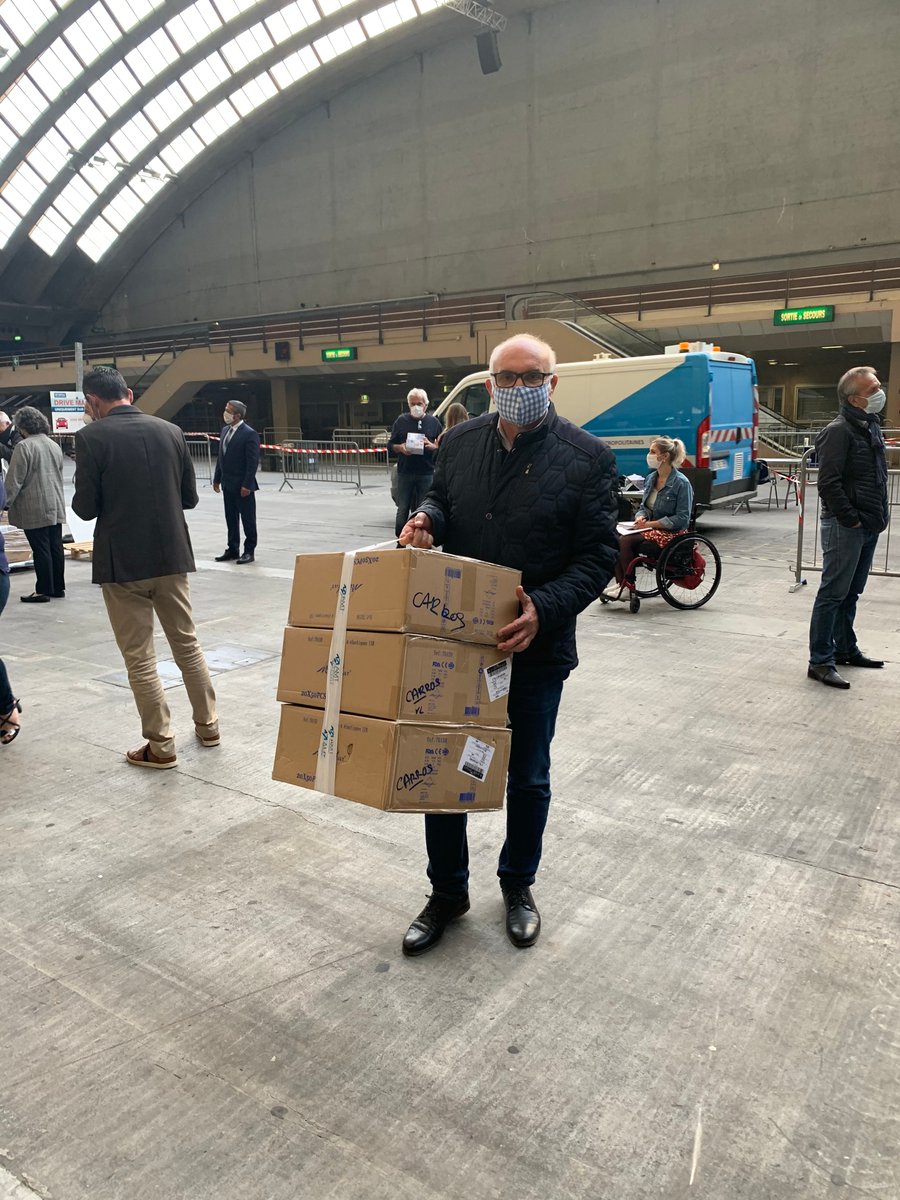 La solidarité est essentielle en cette période de crise. Après les 20 000 déjà distribués, grâce à la livraison de l’avion cargo, la <a href="/VilledeNice/">Ville de Nice</a> est en capacité d'apporter une dotation exceptionnelle et complémentaire de masques aux autres communes de la <a href="/MetropoleNCA/">Métropole Nice Côte d'Azur</a> #COVID19fr