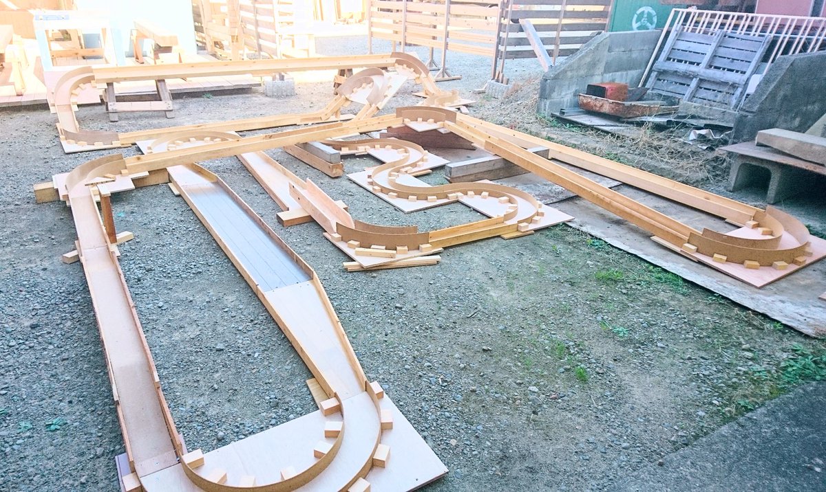 工房ひなゆめ ミニ四駆が楽しすぎてもっと皆んなで遊べたらとコースを作り始めて ミニ四駆イベントを始めて ミニ四駆販売も始めて ミニ四駆ステーション登録までさせて頂き 今でも特製コース作りに勤しみ中 自宅サーキット写真集