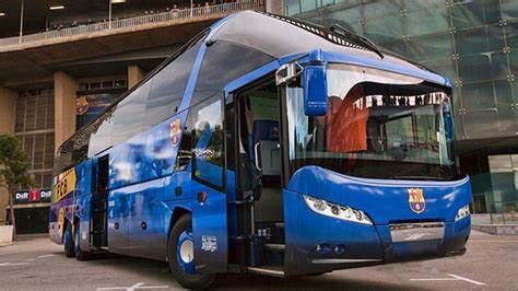 ¿Has visto cómo son los #autobuses de #lujo de los futbolistas? 

➡El autobús del FC Barcelona mide 14 metros de largo y 3,97 metros de alto. 

Dispone de 37 butacas tapizadas en piel azul  personalizadas con el escudo del barça que son completamente abatibles y desplazables.