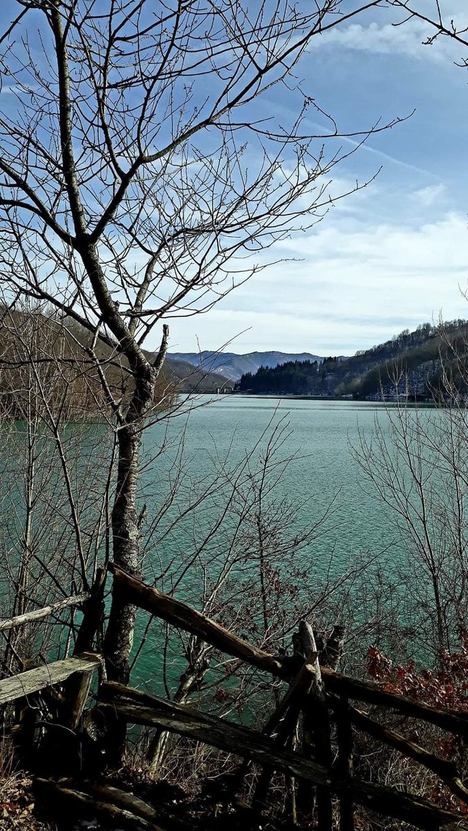 ValliAntola's tweet photo. È di #EmilioGrassi la foto di oggi, un lago del Brugneto da una prospettiva insolita. #restateacasa , e intanto progettate per i prossimi mesi un'escursione sul sentiero ad anello.@ValliAntola #lamialiguria responsabile https://t.co/9hzBFdvuhm