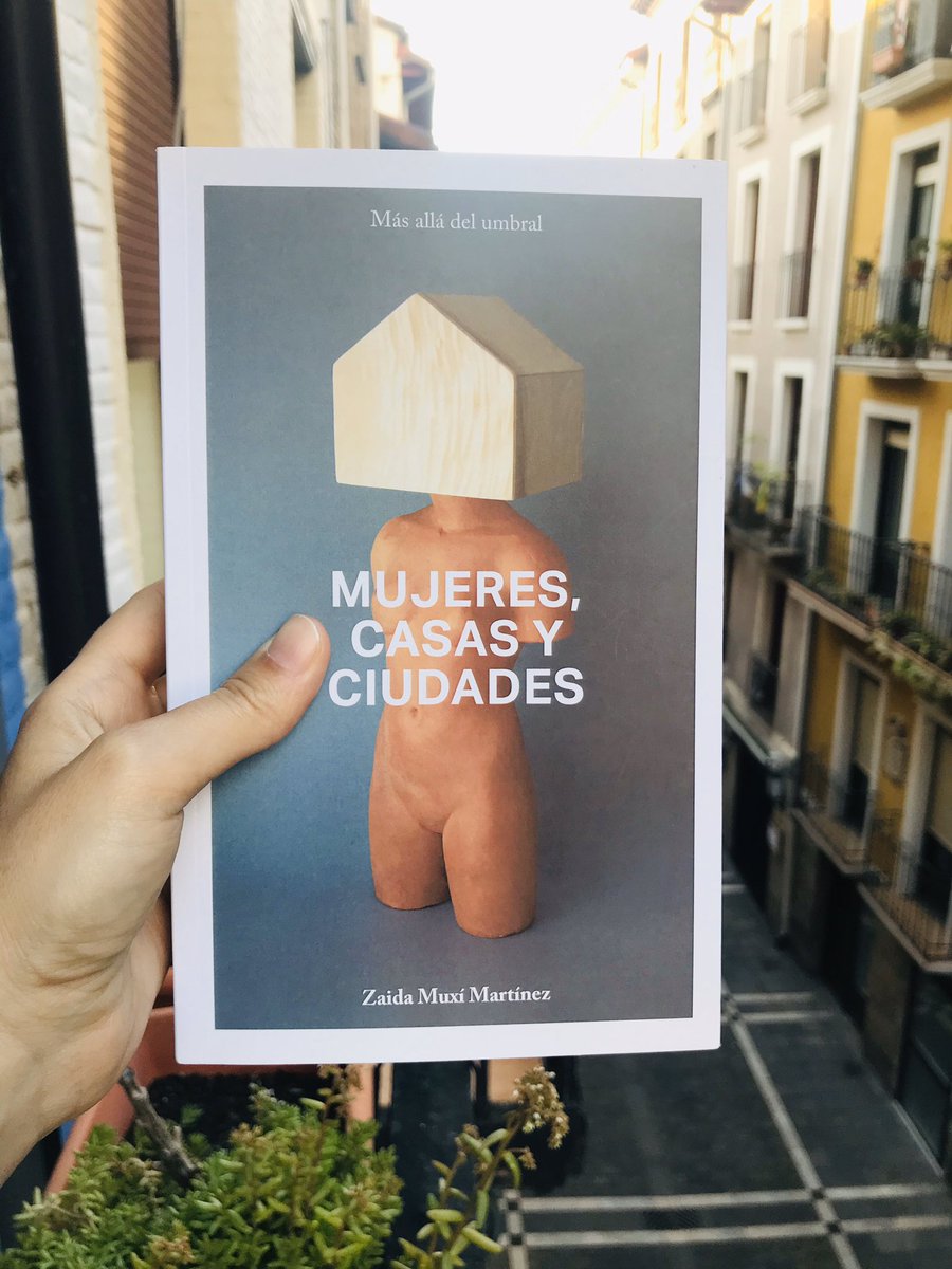 Aprendizajes dobles para el #PaseoDeJane. La vida en el centro,ecología,cuidados,la ciudad experimentada. Los libros como ventanas y los balcones para conocer a tu comunidad. Si estuviera confinada,#JaneDesdeElBalcón, cuidaría de su barrio. <a href="/colect_urbanas/">Asociación Colectivo Urbanas</a> @marcevegah <a href="/zaidamuxim/">Zaida Muxí Martínez</a>