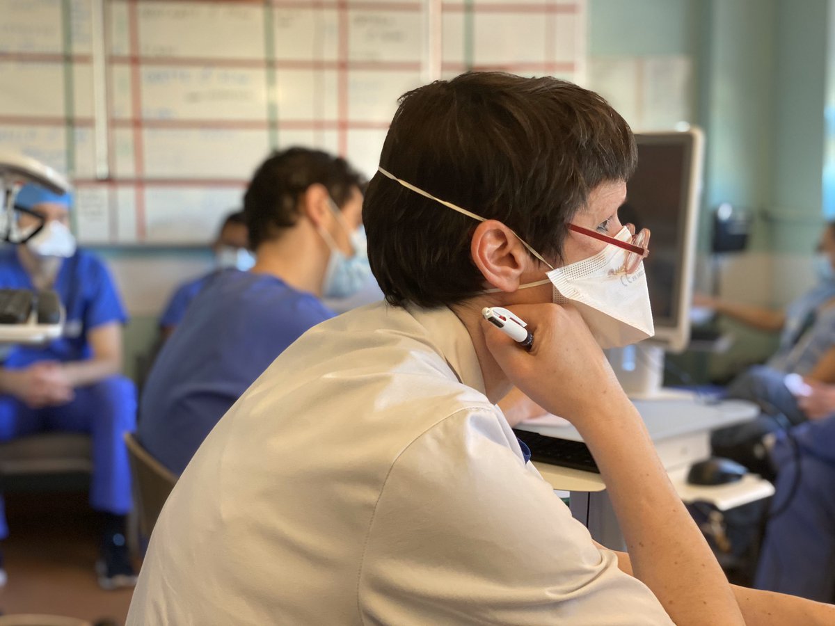 DarAntoine's tweet photo. C’est l’heure des transmissions matinales @HopSaintAntoine ! #ConcentrationMaximale! 😇
Comme chaque matin, l’objectif est de faire le point sur l’évolution des patients au cours de la nuit...et sur les entrants! Il y’en a moins 🤩
#COVID2019 @APHP https://t.co/s4QBmrtykp