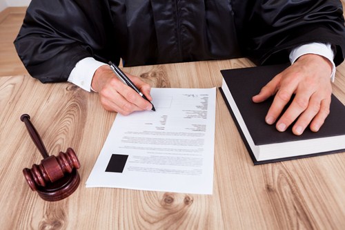Motiveringsvereiste concurrentie- en relatiebeding in arbeidscontract voor bepaalde tijd bit.ly/3ekDe17