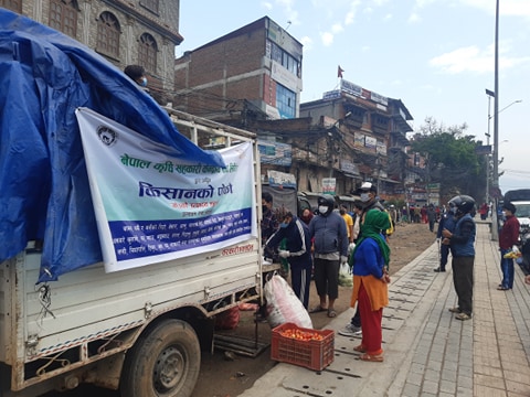 deewakar222's tweet photo. NACCFL in Action# Marketing of fresh vegetables in Kathmandu during lockdown#Farmers never give up # https://t.co/Ua3MD9xnFe
