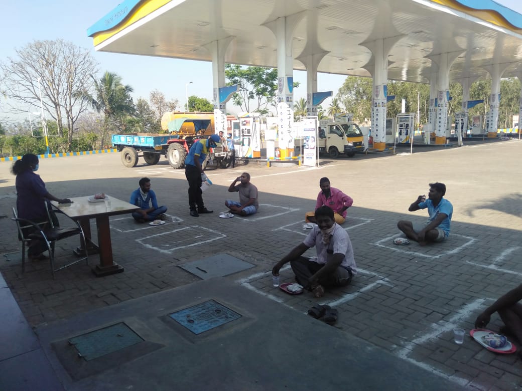 Our forecourt heroes serving Stranded migrants and drivers of vehicle carrying essential commodities not only with fuel but providing them food also. All Petrol Pump will remain open.  #StayCalm
#IndiaFightsCoron  #StaySelfless #StayHome #StayPure @BPCLimited @BPCLRetail