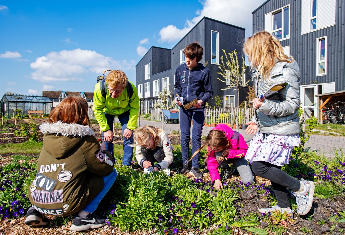 LandschappenNL's tweet photo. De Nationale Bijentelling komt er weer aan!🐝 Op 18 &amp; 19 april kan jij al door een half uur bijen te tellen in je tuin de wilde bij helpen beschermen. Doe jij mee? https://t.co/EQpm9craFT #nationalebijentelling #elkebijtelt https://t.co/G5k6UuEVCA