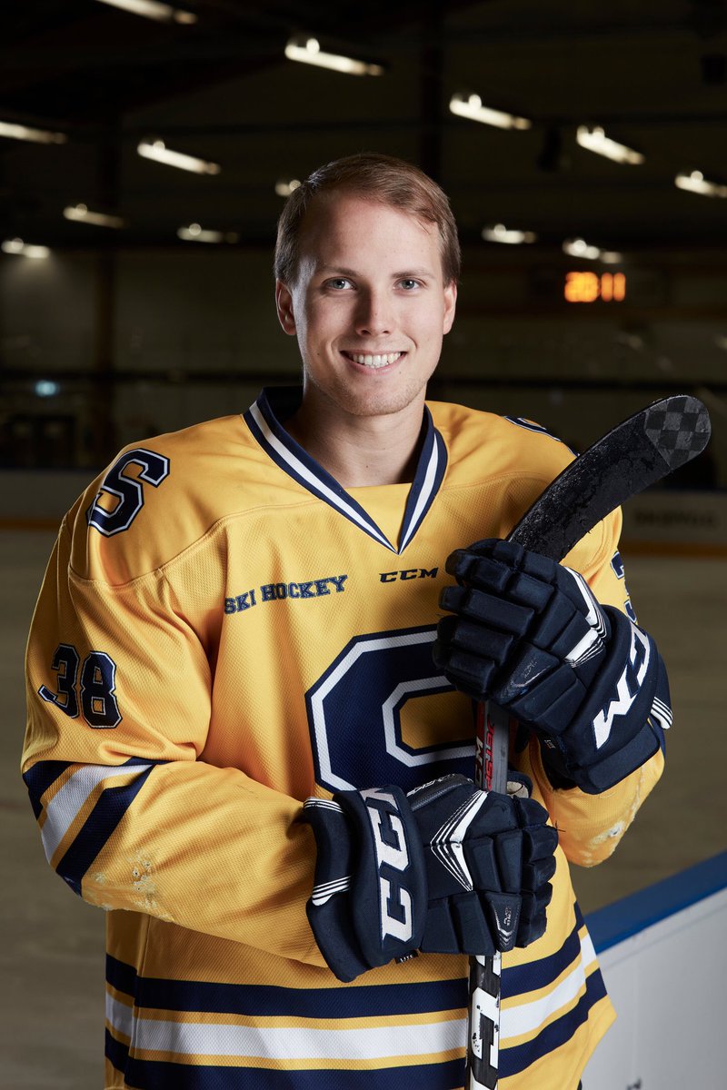 Vi har gleden av å re-signere William Thomas (1997) ✍️😍 til A-laget i Ski Hockey 🙌 22-åringen går dermed inn i sin 6. sesong i 💛💙. 📷 (2019): Jarle Nyttingnes  #jarlenyttingnes