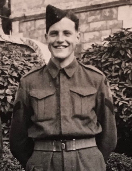 KIJKTIP: Documentaire ‘Een graf voor Kavanagh’ 18/4 op Omroep Gelderland. Over het leven, de strijd en de dood van een jonge Canadese luitenant op Rha in 1945. En de bijzondere inzet van bewoners van Rha om hem een graf met zijn naam te geven. Meer info: bit.ly/34JLljC