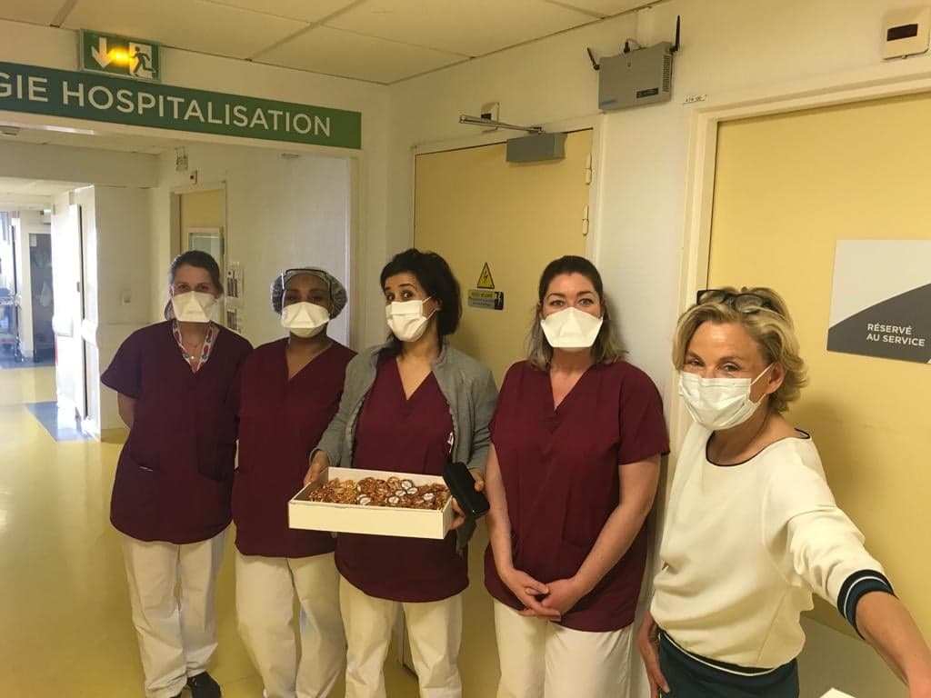 FondationFoch's tweet photo. Merci à #AXAAtoutCoeur❤️qui a régalé le personnel de l'@HopitalFoch en offrant de délicieux chocolats ! 🍫🙏 @AXAFrance #JesoutiensFoch
#générosité #COVID19 https://t.co/zkpPqR23we